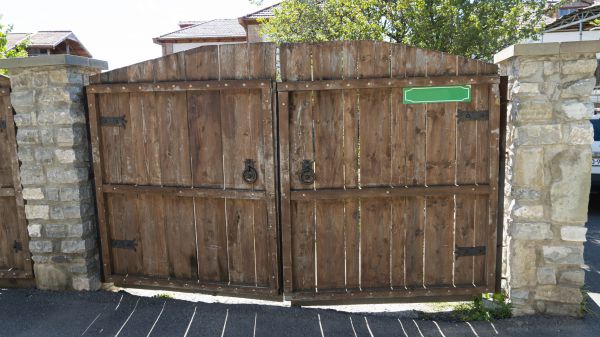 Gate Staining Service